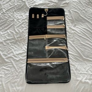 BEIS HANGING JEWELRY CASE IN BLACK